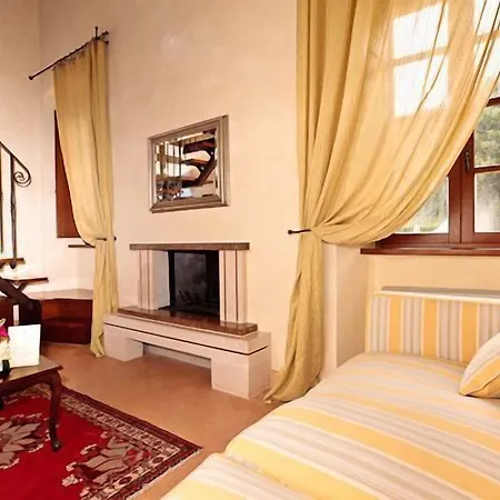 San Pietro Sopra Le Acque & ماسا مارتانا